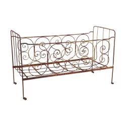 Rusty wrought iron crib. Bedding: L138 x D58 cm