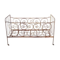 Lit d'enfant en fer forgé rouillé. Literie : L138 x P58 cm