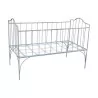 Child’s bed in wrought iron painted white. Bedding: L120 x D60 … - Moinat - Bed frames