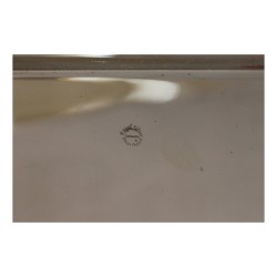 Reich verziertes silbernes Metalltablett.
