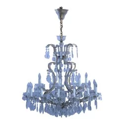 巴洛克风格的枝形吊灯，采用玻璃、青铜框架和……