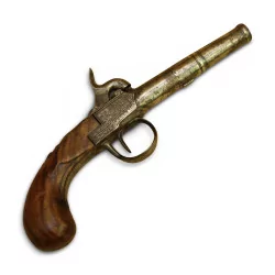 Pistole mit geschnitztem Holzkolben und guillochiertem Verschluss.