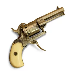 Миниатюрный револьвер с вращающимся цилиндром и затвором, приклад в …