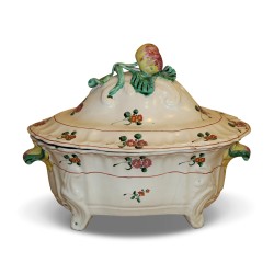 装饰有水果和……的 Moustier 陶器汤盖碗