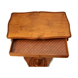 Маленький столик из орехового дерева в стиле Людовика XIII с 1 ящиком. Базис …