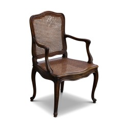 Fauteuil de style Louis XV, canné et mouluré.