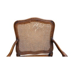 Fauteuil de style Louis XV, canné et mouluré.