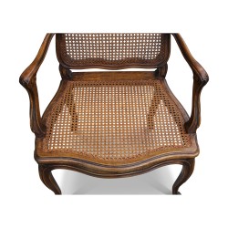 Fauteuil de style Louis XV, canné et mouluré.