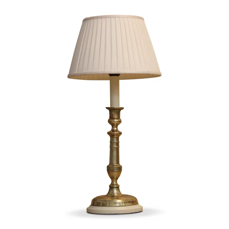 Louis-Philippe-Kerzenhalter aus guillochiertem Messing, montiert als Lampe - Moinat - Tischlampen