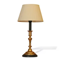 Bougeoir en bronze doré monté en lampe avec abat-jour en soie …