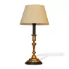 Bougeoir en bronze doré monté en lampe avec abat-jour en soie … - Moinat - Lampes de table