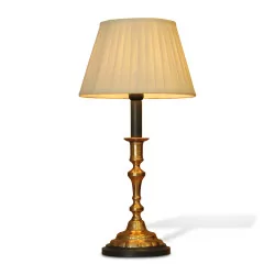 Bougeoir en bronze doré monté en lampe avec abat-jour en soie …