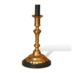 Bougeoir en bronze doré monté en lampe avec abat-jour en soie …