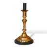 Bougeoir en bronze doré monté en lampe avec abat-jour en soie … - Moinat - Lampes de table