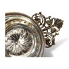 Decorated metal tea strainer. - Moinat - Silverware