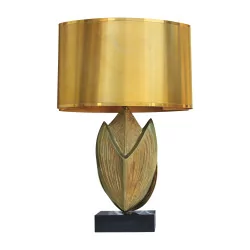 goldene „Fève“-Lampe auf schwarzem Sockel, mit Metalllampenschirm