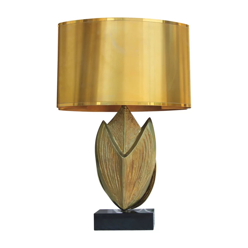 Lampe dorée "Fève" sur socle noire, avec un abat jour en métal - Moinat - Lampes de table