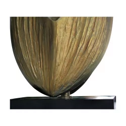 Lampe dorée "Fève" sur socle noire, avec un abat jour en métal