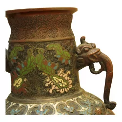 Paire de vase Canton en bronze et émail cloisonné avec anse …