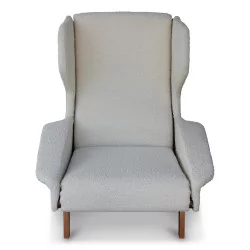 把现代扶手椅 Frattini 设计于 1950 年，表面覆盖织物