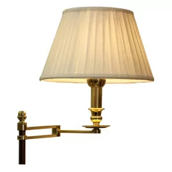 盏镀金黄铜铰接式落地灯，带褶皱白色灯罩……