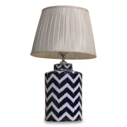 эмалированная керамическая лампа с синими и белыми шевронными украшениями. …