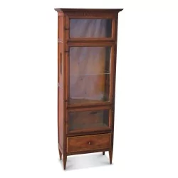 Vitrine directoire en noyer. Suisse, 18ème siècle.