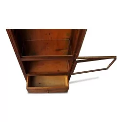 Vitrine directoire en noyer. Suisse, 18ème siècle.