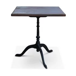 带铸铁底座和实心山毛榉木桌面的桌子。