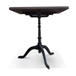 带铸铁底座和实心山毛榉木桌面的桌子。