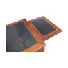 Bureau plat Louis XVI en acajou avec dessus cuir noir, 3 … - Moinat - Bureaux plats