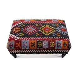 Banquette kilim avec pieds tournés noirs.