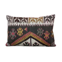Kilim cushion with 1 side in pink linen.