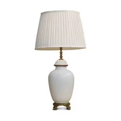 Lampe vase blanche avec 4 pieds griffes en bronze doré et …