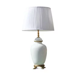 белая лампа-ваза с 4 лапками из позолоченной бронзы и …