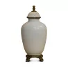 белая лампа-ваза с 4 лапками из позолоченной бронзы и … - Moinat - Настольные лампы