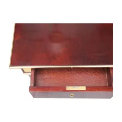 Стол из лакированного шпона красного дерева, украшенный позолоченной бронзой …