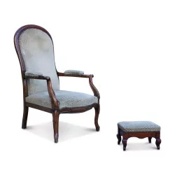 Voltaire Sessel in Nussbaum mit beige gemustertem Stoff bezogen. …