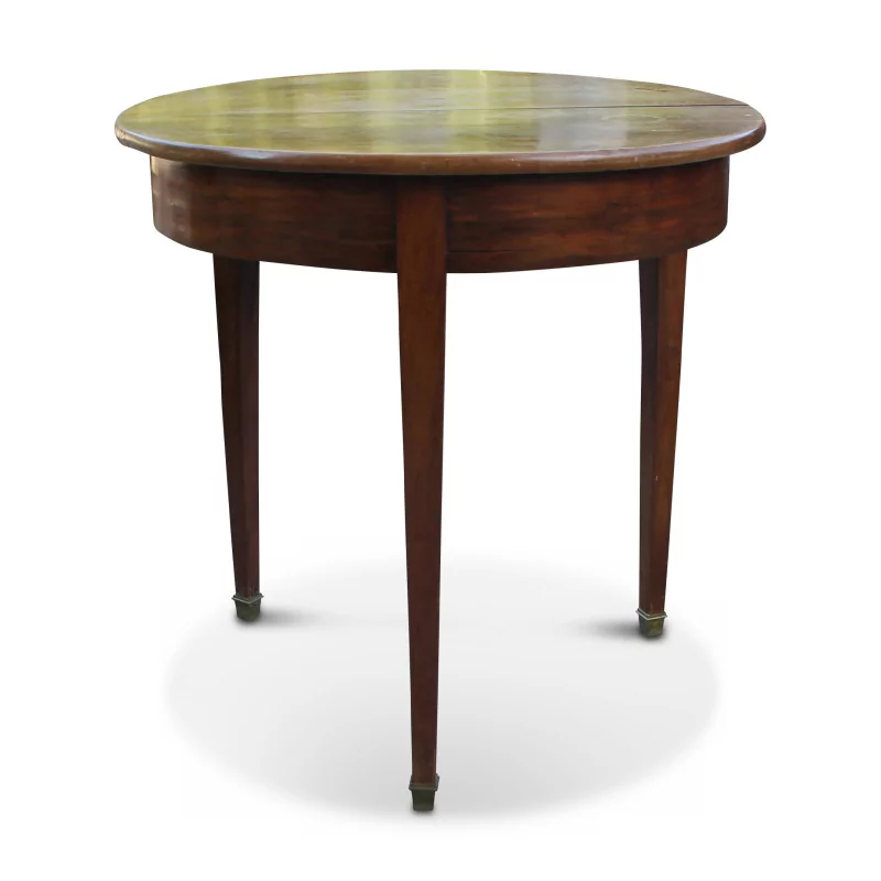 张 Directoire 胡桃木圆桌，配有 3 个主轴腿。瑞士沃州, - Moinat - 餐桌