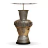 Lampe montée sur un vase en laiton argenté avec décors … - Moinat - Lampes de table