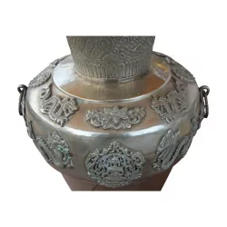 Lampe montée sur un vase en laiton argenté avec décors …