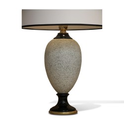 Lampe en céramique avec abat-jour blanc et filets noirs.