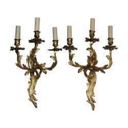 Paar Wandleuchter aus vergoldeter Bronze im Stil Louis XV.