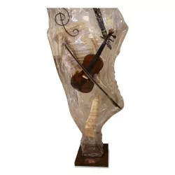 Une sculpture montage acrylique par Franck TORDJMANN (1958) , "un violon, clarinette"