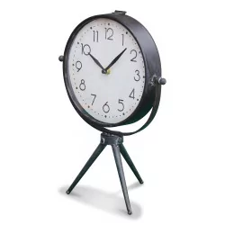 Horloge de bureau en métal gris foncé sur trépied.