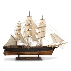 Maquette de bateau à trois mats.