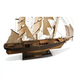 Maquette de bateau à trois mats.