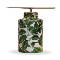 Lampe de table en céramique avec décors de feuilles exotiques.