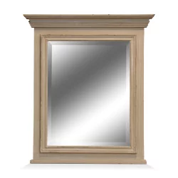 Miroir avec cadre en bois cérusé.