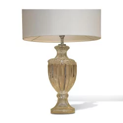 Glass urn table lamp.